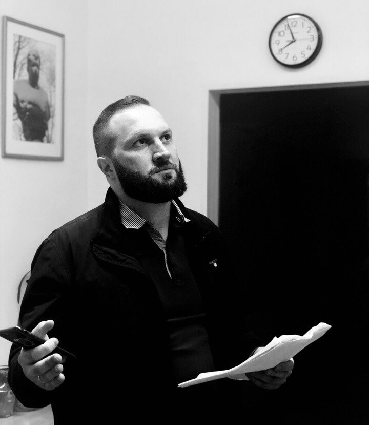 why_we маркетолог с iPhone